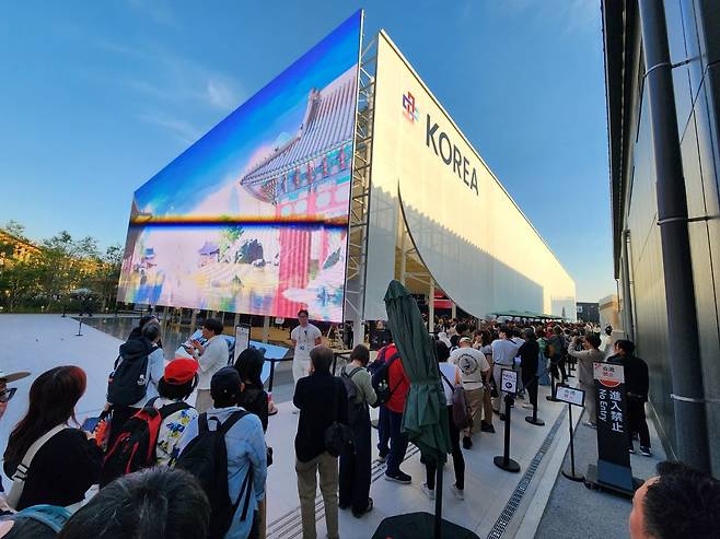 13일 '2025 오사카 엑스포' 한국관에 들어가기 위해 관람객들이 외부에서 줄을 서고 있다. /이인아 기자