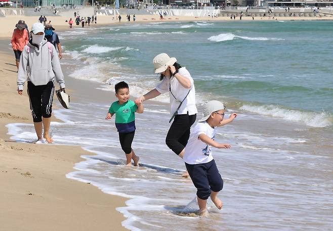 전국적으로 무더운 날씨를 보인 지난달 21일 오후 부산 해운대해수욕장을 찾은 외국인 가족이 물놀이를 즐기고 있다. /연합뉴스