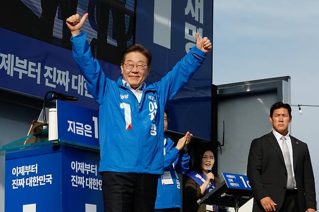 이재명 더불어민주당 대통령 후보가 14일 오후 경남 통영시 강구안 문화마당을 찾아 인사하고 있다./뉴스1