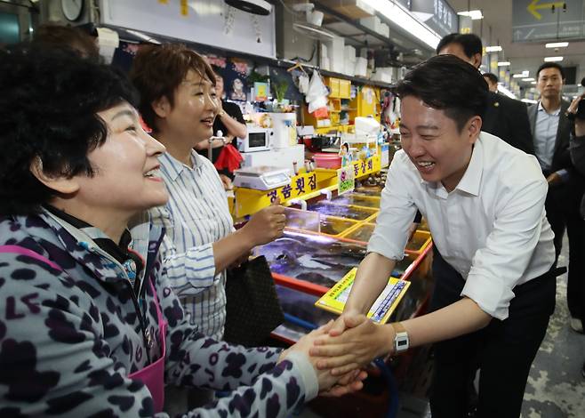 이준석 개혁신당 대통령 후보가 14일 부산 중구 자갈치시장을 찾아 상인들과 인사하며 지지를 호소하고 있다./뉴스1