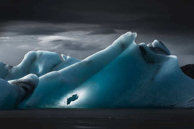 경이로운 극지 준우승작 '매우 짧은 운명'. 아이슬란드 요쿨살론 빙하호에 표류하는 빙산 모습. /미카엘 아쥐르/2025ENVIRONMENTAL PHOTOGRAPHY AWARD