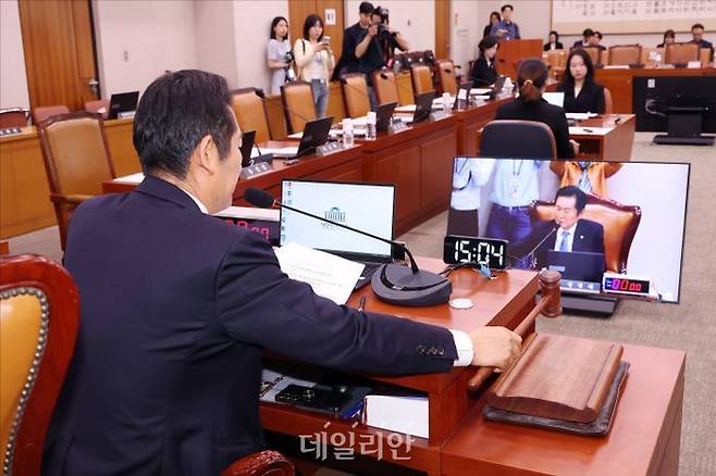 정청래 국회 법사위원장이 지난 7일 오후 국회에서 열린 국회 법제사법위원회 전체회의에서 의사봉을 두드리고 있다. ⓒ데일리안 홍금표 기자