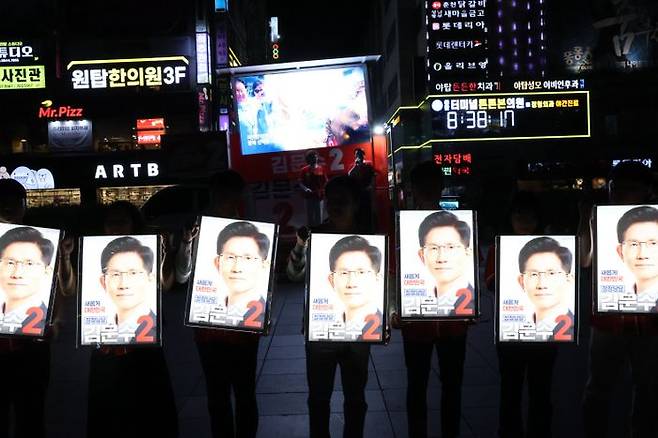 안철수 국민의힘 의원과 '반딧불 청년 유세단' 소속 청년유세단원들이 13일 저녁 경기 분당구 야탑역 거리에서 김문수 후보의 모습이 빛나는 LED 홍보물을 매고 시민들에게 김 후보 지지를 호소하고 있다. ⓒ국민의힘 중앙선대위