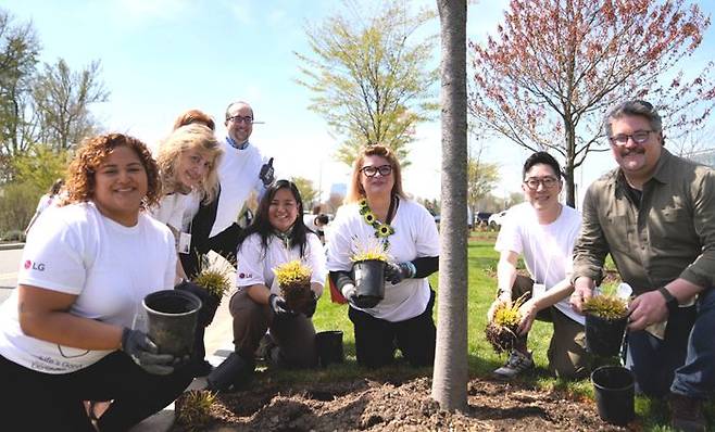 LG전자가 세계 곳곳에서 브랜드 슬로건 ‘Life’s Good’을 앞세워 선한 영향력을 확산하는 캠페인을 펼친다. 미국법인 임직원들은 뉴저지주 북미 사옥에 조성된 폴리네이터 정원에 100여 종의 토종 식물도 새롭게 심는 등 지속가능한 생태계 조성에 앞장서며 ESG 비전 ‘모두의 더 나은 삶’을 실천했다. 폴리네이터 정원은 벌, 나비 등 수분(受粉) 매개 곤충들이 안정적으로 서식할 수 있도록 만들어진 정원으로, 한국 기업 최초로 국립야생동물연맹의 야생 서식지 인증을 획득했다.ⓒLG전자