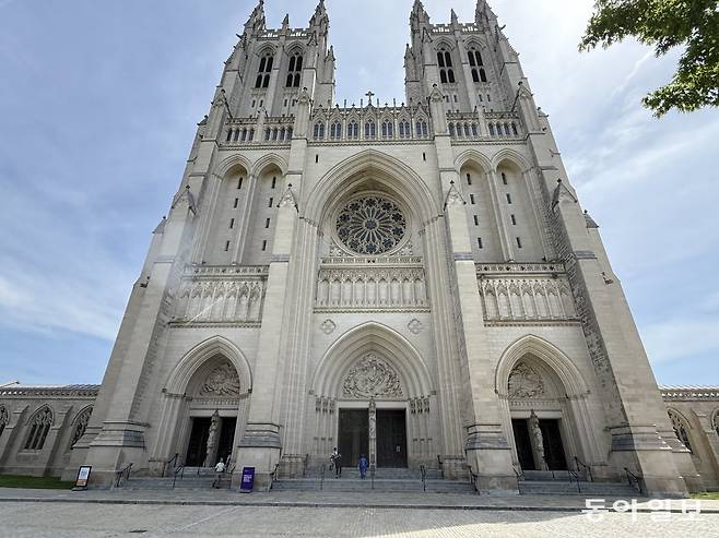 가톨릭 역사상 첫 미국 출신 교황으로 레오 14세가 선출됐다. 사진은 새 교황 선출 후 첫 주일을 맞은 11일(현지 시간) 미국 워싱턴 국립대성당의 풍경. 
워싱턴=신진우 특파원 niceshin@donga.com