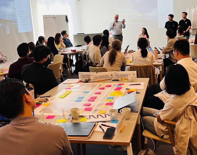 서울과학종합대학원대(aSSIST)-알토대 MBA 복수학위 과정 재학생들이 핀란드 헬싱키 알토대 본교에 방문해 강의를 듣고 있다. aSSIST 제공