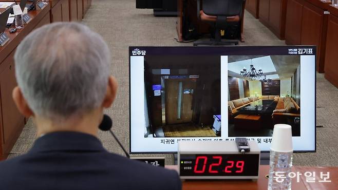 14일 오전 서울 여의도 국회 법제사법위원회에서 열린 조희대 대법원장 등 사법부의 대선개입 의혹 진상규명 청문회에서 더불어민주당 김기표 의원이 윤석열 대통령 재판을 담당하는 지귀연 판사의 룸살롱 접대 의혹을 질의하는 도중 모니터에 자료사진이 띄워져 있다. 박형기 기자 oneshot@donga.com