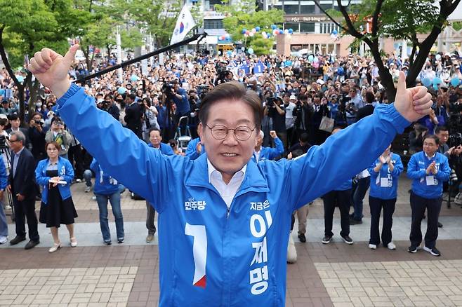 이재명 더불어민주당 대통령 후보가 민주당 험지로 꼽히는 부산·경남(PK) 지역 유세에 나선 14일 경남 창원시 상남분수광장에서 열린 집중유세에서 연설을 마친 뒤 기념촬영을 하고 있다. (공동취재) 2025.5.14/뉴스1