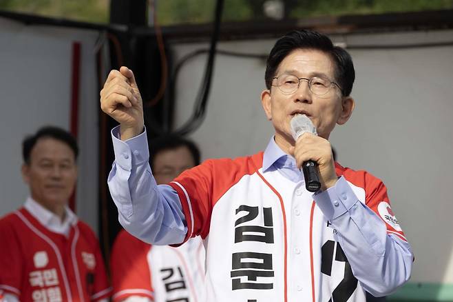 김문수 국민의힘 대선 후보가 14일 경남 밀양시 밀양관아 앞에서 열린 유세에서 시민들에게 지지를 호소하고 있다. 2025.05.14 사진공동취재단
