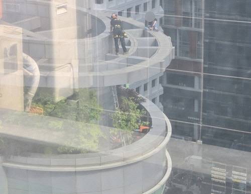 서울 강남역 인근 15층짜리 건물 옥상에 오른 한 시민. [독자 제공=연합뉴스]