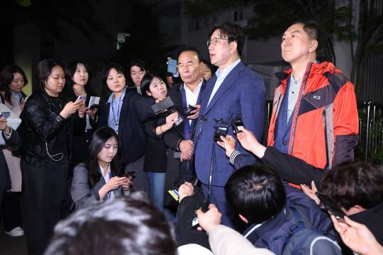 국민의힘 권성동(오른쪽 두번째) 원내대표와 김기현(오른쪽 첫번째)·박덕흠(오른쪽 세번째) 의원이 지난 5월6일 한덕수 전 국무총리로의 후보 단일화 압박에 반발하며 후보 일정을 중단하고 상경한 김문수 제21대 대선후보를 만나기 위해 서울 관악구 김 후보의 자택 앞에서 기다리다 김 후보가 오지 않자 자리를 떠나며 입장을 밝히고 있다.<연합뉴스 사진>