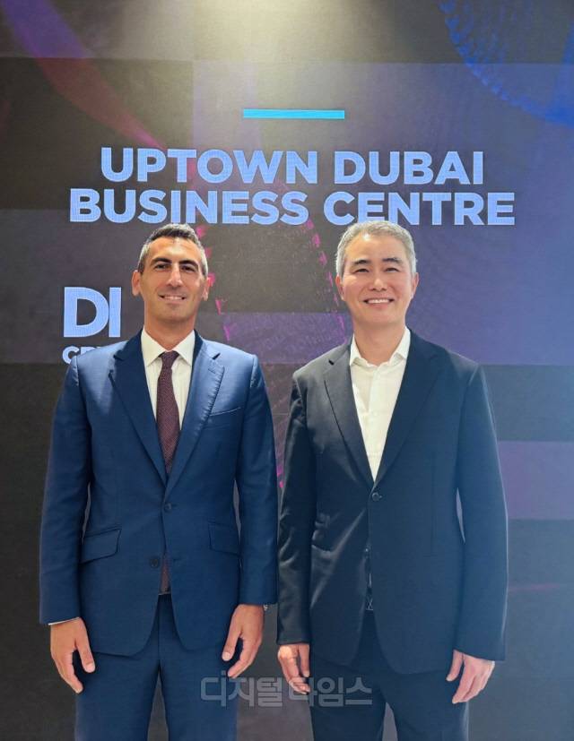 장현국 넥써쓰 대표가 14일 두바이에서 벨랄 자소마 DMCC 생태계 총괄 이사와 기념촬영을 하고 있다. 넥써쓰 제공