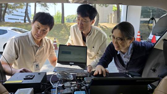 한국전자통신연구원(ETRI)은 차량 간 실시간 소통과 도로 인프라 및 이동통신 네트워크 등이 자율적으로 협력하는 '이기종 V2X 협력주행 통신기술' 개발에 나선다.