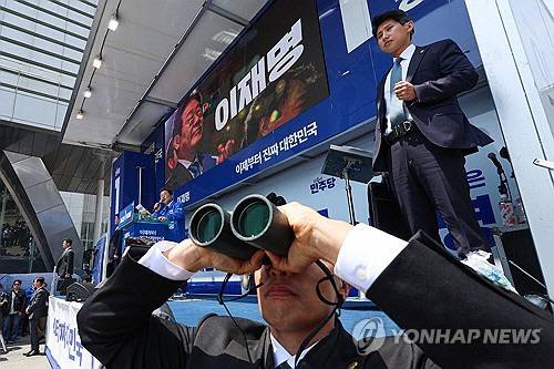 더불어민주당 이재명 대선 후보의 대구·경북(TK) 지역 유세가 열린 13일 경북 구미시 구미역광장에서 경호원들이 주위를 살피고 있다. [구미=공동취재단, 연합뉴스]