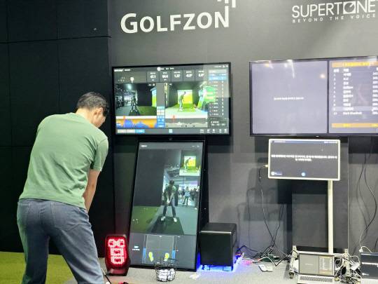 AWS 서밋 서울 2025 참관객이 '나만의 골프 코치' 체험에 참가하고 있다. 실시간 동작 인식과 분석 및 코칭이 AI 기반으로 이뤄진다. 팽동현 기자