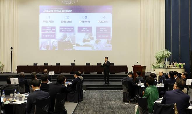 이주호 부총리 겸 교육부 장관이 24일 전북 익산 웨스턴라이프 호텔에서 열린 '중앙라이즈위원회·글로컬대학위원회 합동 워크숍'에서 발언하고 있다. 2025.4.24 [교육부 제공. 재판매 및 DB 금지]. 연합뉴스