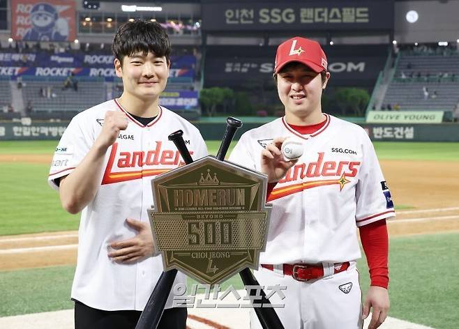 17471761969262.jpg 최정 500호 홈런볼 습득자.jpg