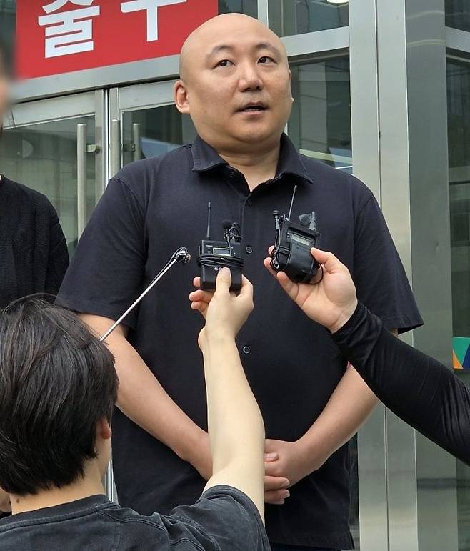 웹툰 작가 주호민씨가 13일 수원지법 청사 앞에서 취재진들에게 특수교사 A씨의 항소심 무죄 선고 결과에 대한 입장을 밝히고 있다.  뉴시스