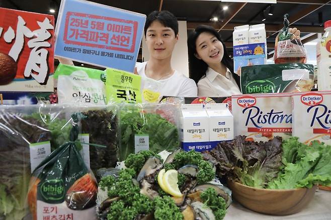14일 오전 이마트 용산점에서 모델들이 5월 가격파격 선언 행사 상품을 소개하고 있다. 이마트 제공