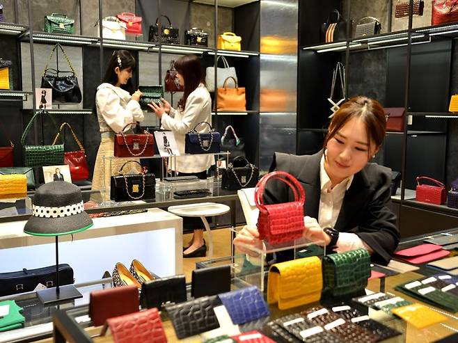 롯데백화점 센텀시티점은 부산 패션 브랜드 '얼텀'이 오는 17일 백화점 지하1층에서 2025년 S/S시즌 신제품을 선보이는 '썸머 살롱쇼'를 연다고 14일 밝혔다. 롯데쇼핑 제공