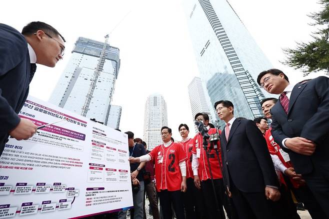 (부산=뉴스1) 김민지 기자 = 김문수 국민의힘 대통령 후보가 13일 부산 산업은행 이전 부지를 찾아 브리핑을 듣고 있다. 2025.5.13/뉴스1 /사진=뉴스1화상