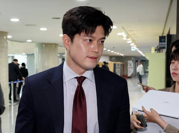 김용태 국민의힘 비상대책위원장 내정자가 13일 서울 여의도 국회 의원회관에서 열린 한국-호주-베트남 석탄재 핵심 광물화 사업 간담회에 참석하기 위해 이동하고 있다. 연합뉴스