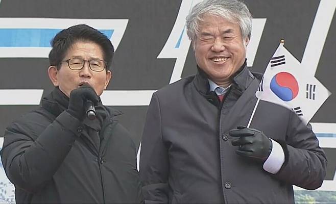 2020년 2월22일 서울 광화문광장에서 열린 ‘문재인 탄핵 국민대회’ 무대에 함께 오른 김문수 국민의힘 대통령 후보와 전광훈 사랑제일교회 목사. 유튜브 너만몰라 티브이(TV) 갈무리