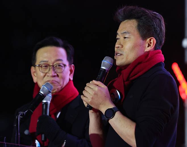 2월13일 서울 청계광장에서 열린 대통령국민변호인단 출범식에서 한국사 강사 전한길 씨가 발언하고 있다. 왼쪽은 윤석열 전 대통령 변호를 맡았던 석동현 변호사. 연합뉴스