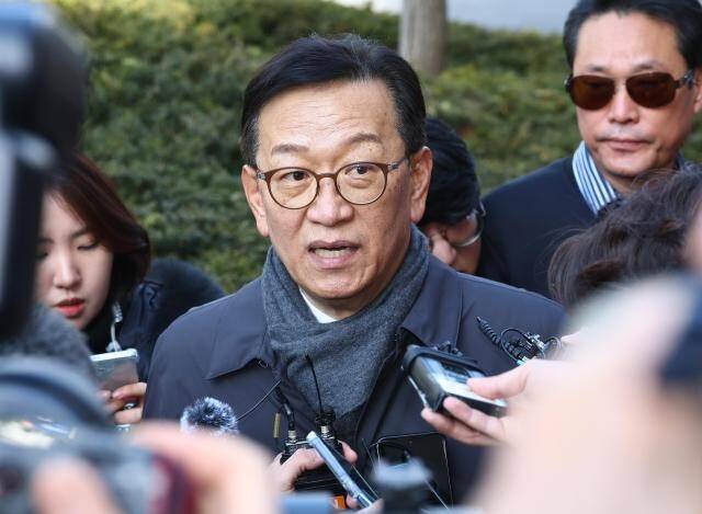 윤석열 전 대통령 쪽 석동현 변호사가 윤 전 대통령 영장실질심사가 열린 지난 1월18일 서울 마포구 서울서부지법 앞에서 기자들의 질문에 답하고 있다. 연합뉴스