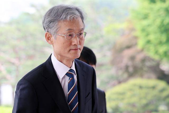 조희대 대법원장이 13일 대법원으로 출근하고 있다. 조 대법원장은 어제 국회에 '사법부의 대선 개입 의혹 진상 규명 청문회'와 관련해 불출석을 통보했다. 뉴스1