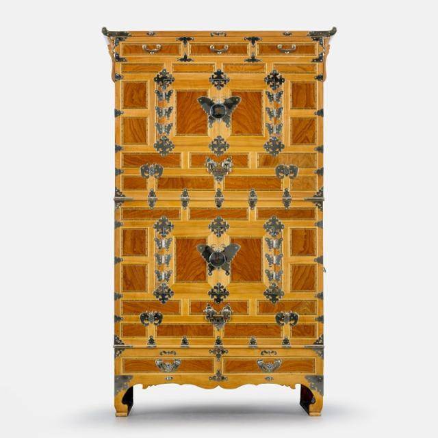 국가무형문화유산 '두석장' 보유자 김극천씨의 나비경첩 이층 장롱. 국가유산청 제공