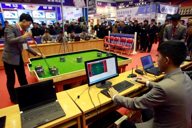 2019년 11월 북한 평양 실내체육관에서 열린 전국 IT박람회에서 김일성종합대학이 선보인 '훗볼로보트' 시연 장면. 조선중앙통신