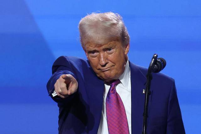 도널드 트럼프 미국 대통령이 13일 사우디아라비아 수도 리야드에서 열린 ‘사우디·미국 투자 포럼’에 참석해 연설을 하던 도중 어딘가를 지목하고 있다. 리야드=EPA 연합뉴스