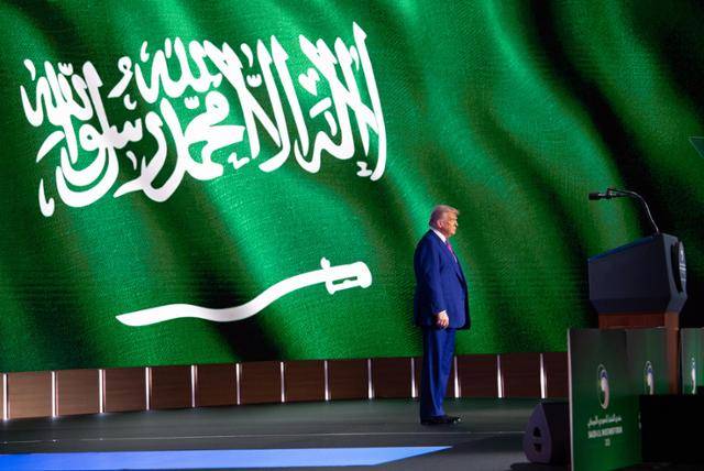 도널드 트럼프 미국 대통령이 13일 ‘사우디아라비아·미국 투자 포럼’이 열린 사우디 수도 리야드의 킹압둘아지즈 국제콘퍼런스센터에서 연설을 준비하고 있다. 리야드=UPI 연합뉴스