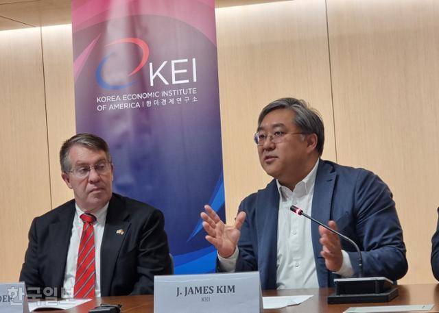 미국 싱크탱크 한미경제연구소(KEI)의 제임스 김(오른쪽) 여론조사국장이 13일 미 워싱턴에서 KEI가 연 기자간담회에 참석해 대미 투자 인식 조사 결과를 소개하고 있다. 워싱턴=권경성 특파원