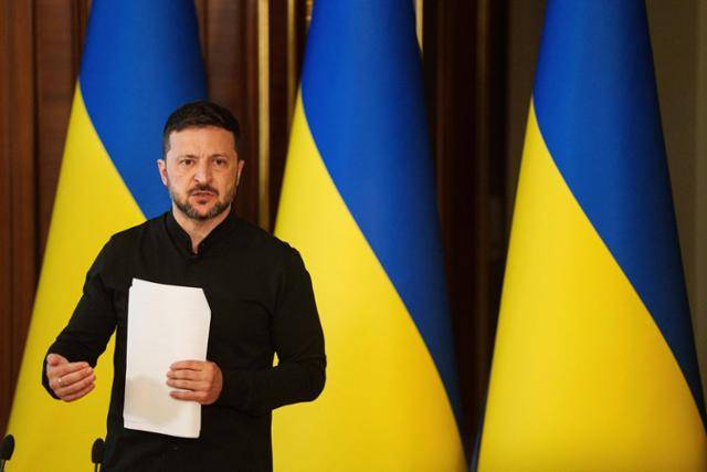 볼로디미르 젤렌스키 우크라이나 대통령이 13일 우크라이나 키이우에서 기자회견을 하고 있다. 젤렌스키 대통령은 러시아와의 전쟁을 종식하기 위한 직접 회담을 위해 튀르키예 앙카라로 향할 예정이라고 밝혔다. 키이우=AP 뉴시스