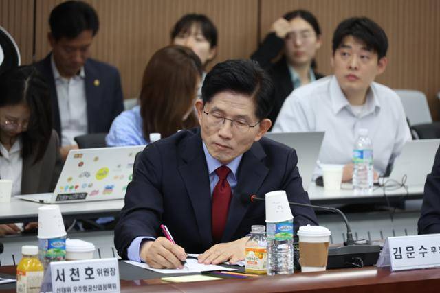 김문수 국민의힘 대선 후보가 14일 경남 사천 우주항공청에서 열린 간담회에서 브리핑을 들으며 필기하고 있다. 뉴스1