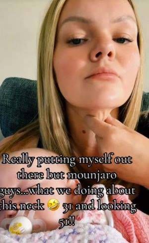 목주름을 만지는 커스티의 모습/사진=틱톡 채널 ‘미세스 마마에이’ 캡처