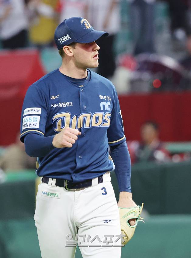 2025 KBO리그 프로야구 SSG 랜더스와 NC 다이노스의 경기가 13일 오후 인천SSG랜더스필드에서 열렸다. 선발 라일리가 5회말 2사 2루 정준재를 외야플라이로 잡아낸 후 주먹을 불끈 쥐고 있다. 인천=김민규 기자 /2025.05.13/