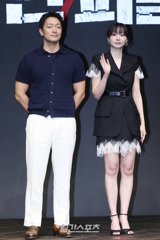 배우 손석구, 김다미가 14일 오전 서울 종로구 JW 메리어트 동대문 스퀘어 서울에서 열린 디즈니+ 오리지널 시리즈 '나인 퍼즐' 제작발표회에 참석해 포토타임을 갖고 있다. '나인퍼즐'은 10년 전, 미결 사건의 유일한 목격자이자 현직 프로파일러인 ‘이나’(김다미)와 그를 끝까지 용의자로 의심하는 강력팀 형사 ‘한샘’(손석구)이 의문의 퍼즐 조각과 함께 다시 시작된 연쇄살인 사건의 비밀을 파헤치는 추리 스릴러. 오는 21일 공개. 서병수 기자 qudtn@edaily.co.kr /2025.05.14/