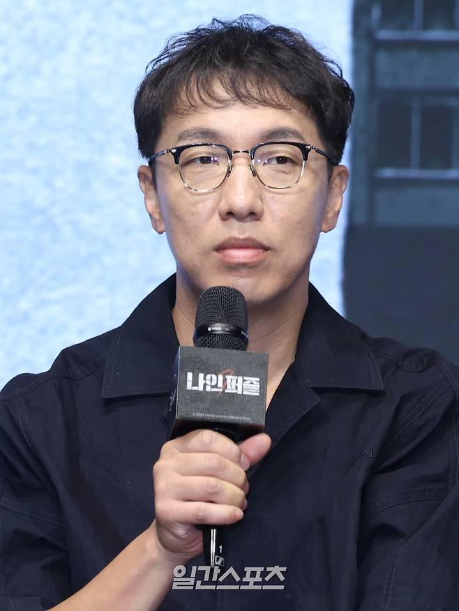 윤종빈 감독이 14일 오전 서울 종로구 JW 메리어트 동대문 스퀘어 서울에서 열린 디즈니+ 오리지널 시리즈 '나인 퍼즐' 제작발표회에 참석해 인사말을 하고 있다. '나인퍼즐'은 10년 전, 미결 사건의 유일한 목격자이자 현직 프로파일러인 ‘이나’(김다미)와 그를 끝까지 용의자로 의심하는 강력팀 형사 ‘한샘’(손석구)이 의문의 퍼즐 조각과 함께 다시 시작된 연쇄살인 사건의 비밀을 파헤치는 추리 스릴러. 오는 21일 공개. 서병수 기자 qudtn@edaily.co.kr /2025.05.14/