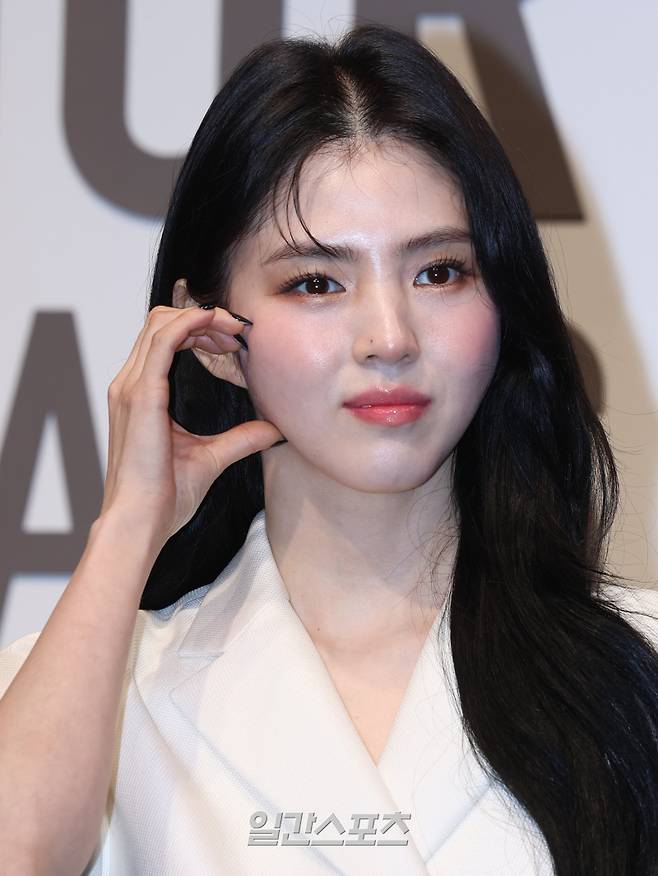 배우 한소희가 18일 오후 서울 중구 동대문디자인플라자에서 열린 한 고급 패션 브랜드 포토월 행사에 참석해 포즈를 취하고 있다. 서병수 기자 qudtn@edaily.co.kr /2025.04.18/