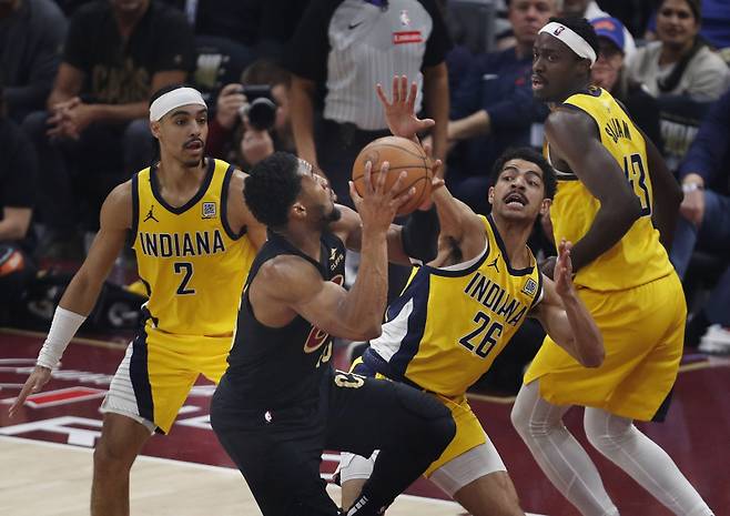 <yonhap photo-5002=""> epa12098080 Cleveland Cavaliers guard Donovan Mitchell ((2-L) works to the basket against Indiana Pacers guard Andrew Nembhard (L) of Canada, Indiana Pacers guard Ben Sheppard (2-R), and Indiana Pacers forward Pascal Siakam of Cameroon during the first half of the NBA Playoffs Eastern Conference Semifinals game five between the Indiana Pacers and the Cleveland Cavaliers in Cleveland, Ohio, USA, 13 May 2025. EPA/DAVID MAXWELL SHUTTERSTOCK OUT/2025-05-14 09:44:05/ <저작권자 ⓒ 1980-2025 ㈜연합뉴스. 무단 전재 재배포 금지, AI 학습 및 활용 금지></yonhap>