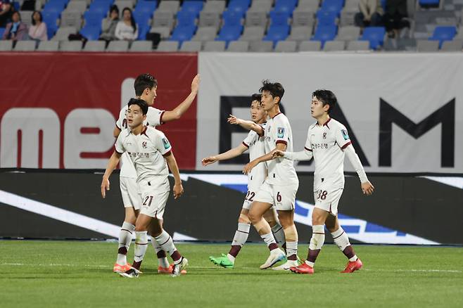 수원FC와 코리아컵 16강전에서 득점 후 기뻐하는 광주 선수단. 사진=광주FC