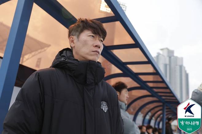 16일 수원종합운동장에서 열린 수원FC와 울산의 하나은행 K리그1 2025 5라운드. 경기를 지켜보고 있는 김은중 수원FC 감독. 사진=프로축구연맹