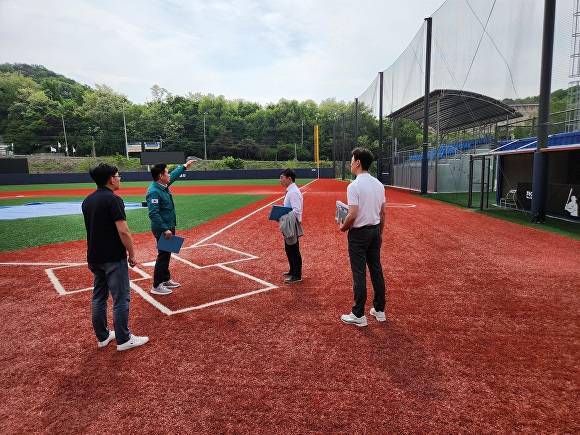 채수봉 천안시 문화체육국장(왼쪽 두번째)이 지난 13일 충남도민체전 경기가 치러질 천안야구장을 점검하고 있다 [사진=천안시]