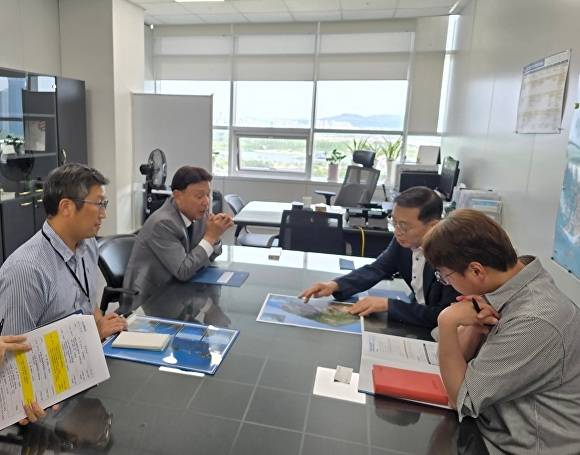 강임준 시장이 국가예산 확보를 위해 중앙부처를 방문해 현안사업을 설명하고 있다. [사진=군산시 ]