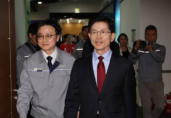 국민의힘 김문수 대선 후보가 14일 경남 창원시 두산에너빌리티를 방문하고 있다. 2025.5.14 [사진=연합뉴스]