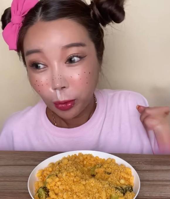 국내 유튜버 '젼토피아'가 피클을 곁들인 안주 먹방을 하고 있다. [사진=유튜브 @젼토피아]