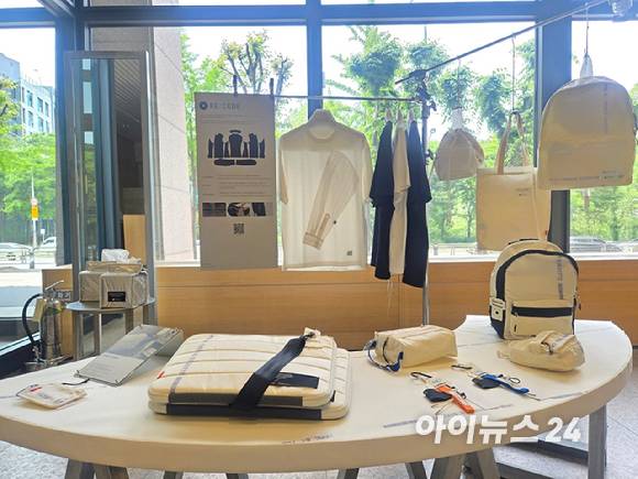 에어백 소재로 만든 래코드의 업사이클링 의류와 소품들. [사진=박은경 기자]